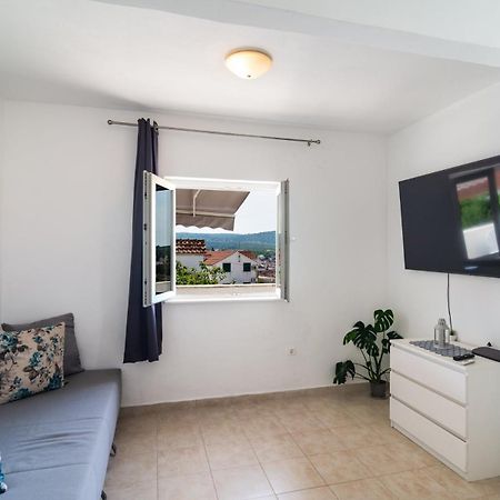 Sea-Views Brazza Apartments With Private Pool Milna  Eksteriør bilde
