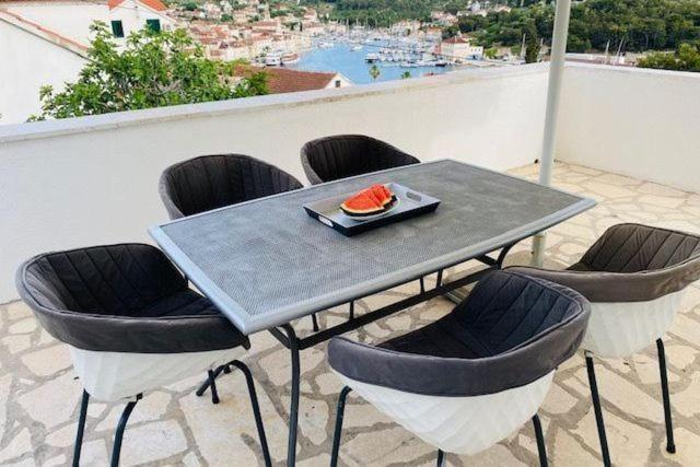 Sea-Views Brazza Apartments With Private Pool Milna  Eksteriør bilde