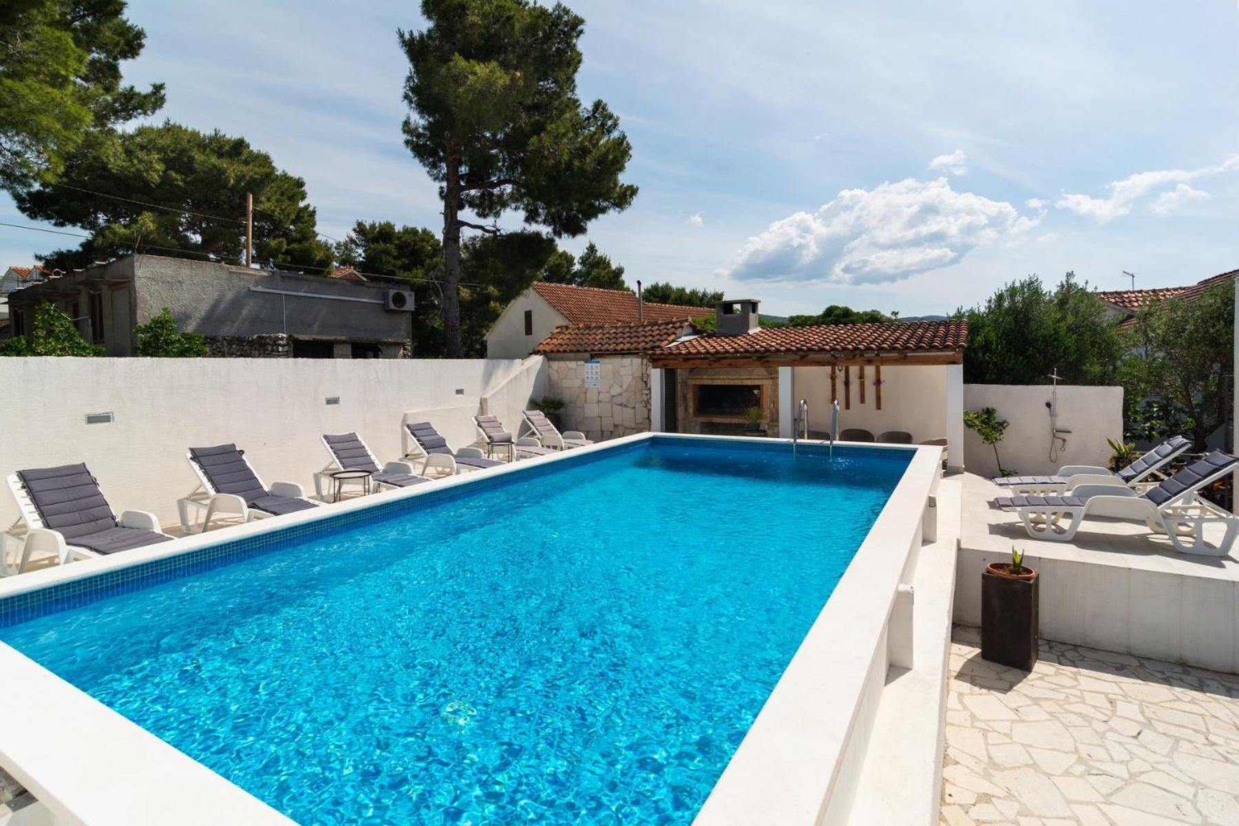 Sea-Views Brazza Apartments With Private Pool Milna  Eksteriør bilde
