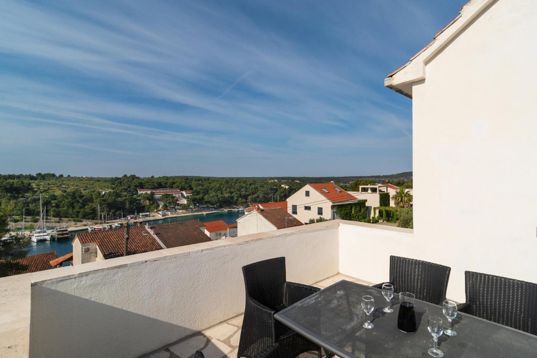 Sea-Views Brazza Apartments With Private Pool Milna  Eksteriør bilde