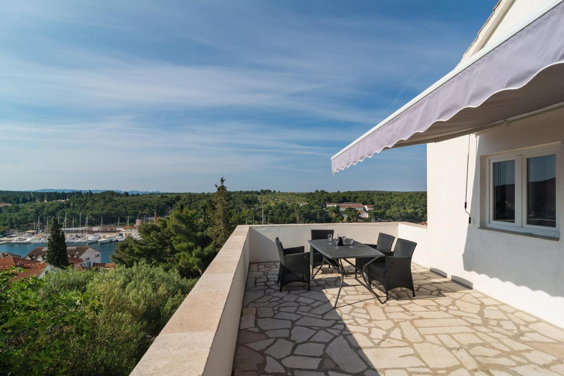 Sea-Views Brazza Apartments With Private Pool Milna  Eksteriør bilde