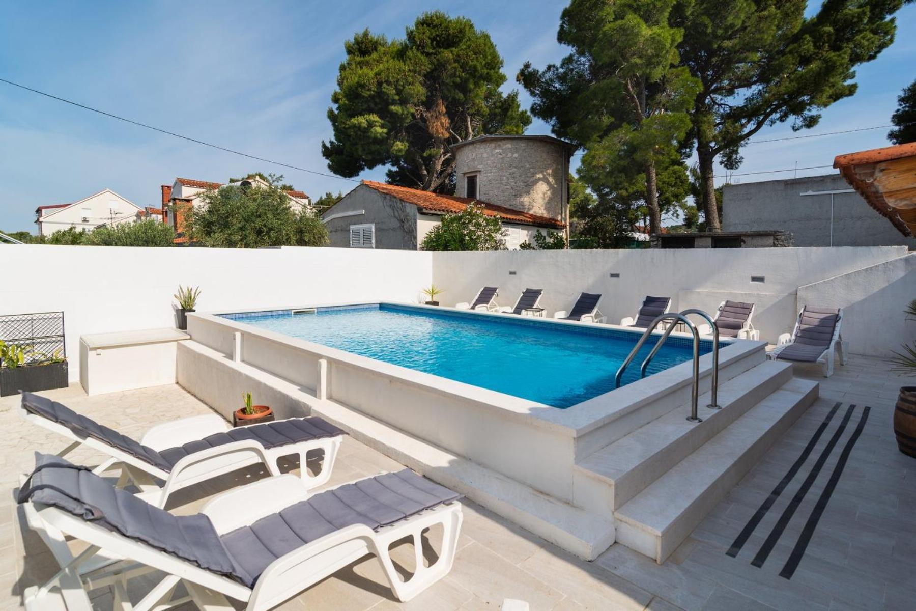 Sea-Views Brazza Apartments With Private Pool Milna  Eksteriør bilde