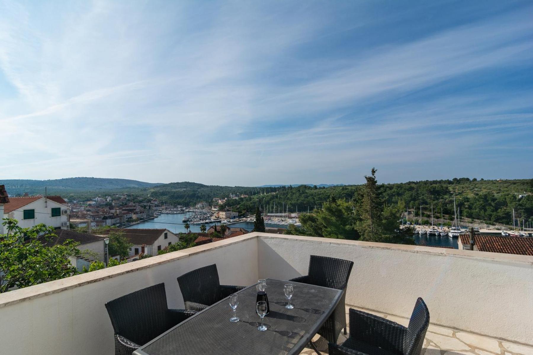 Sea-Views Brazza Apartments With Private Pool Milna  Eksteriør bilde