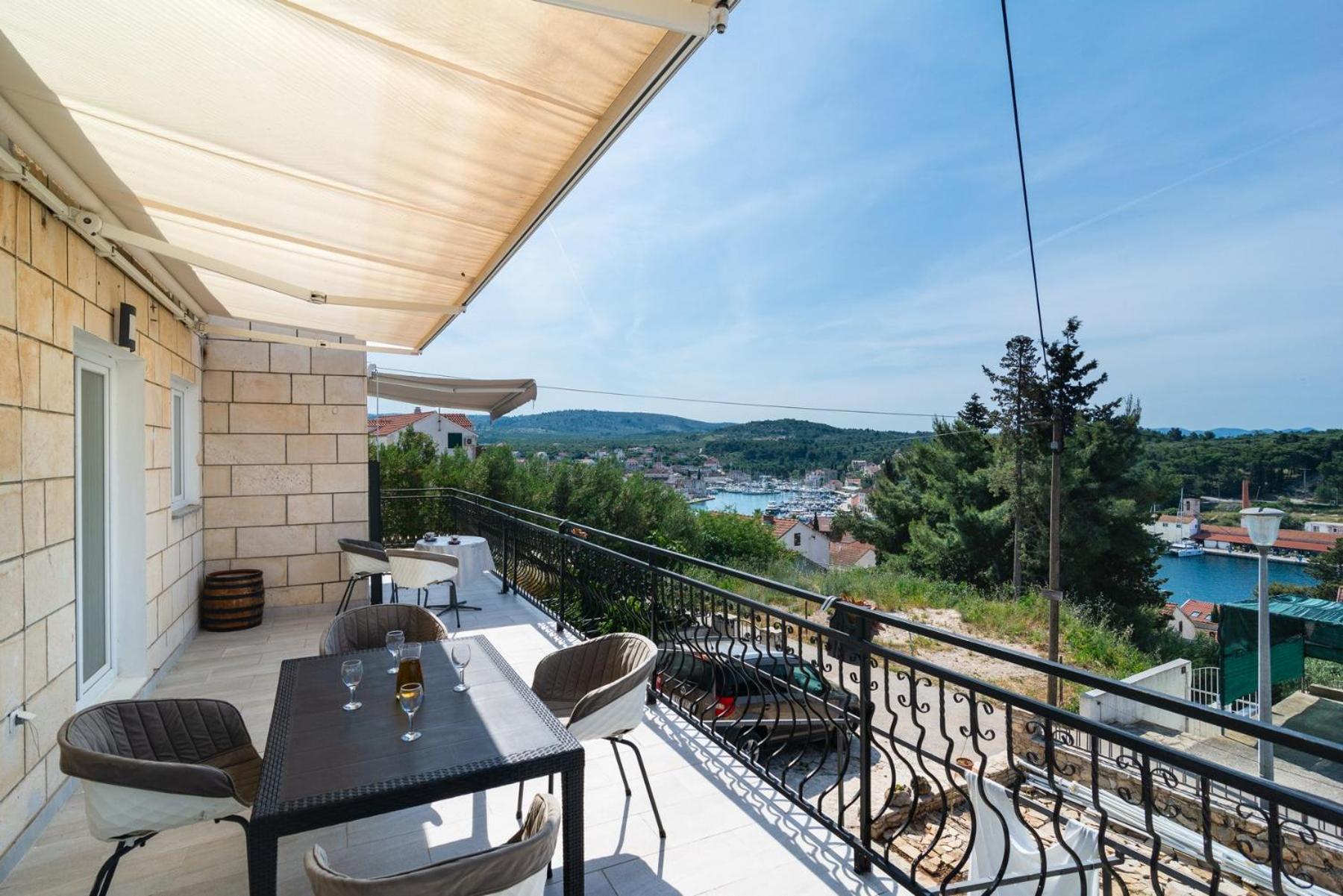 Sea-Views Brazza Apartments With Private Pool Milna  Eksteriør bilde