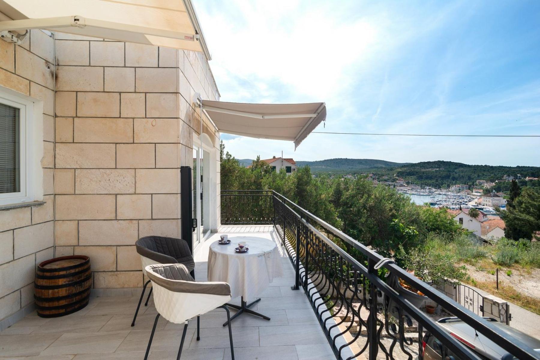 Sea-Views Brazza Apartments With Private Pool Milna  Eksteriør bilde