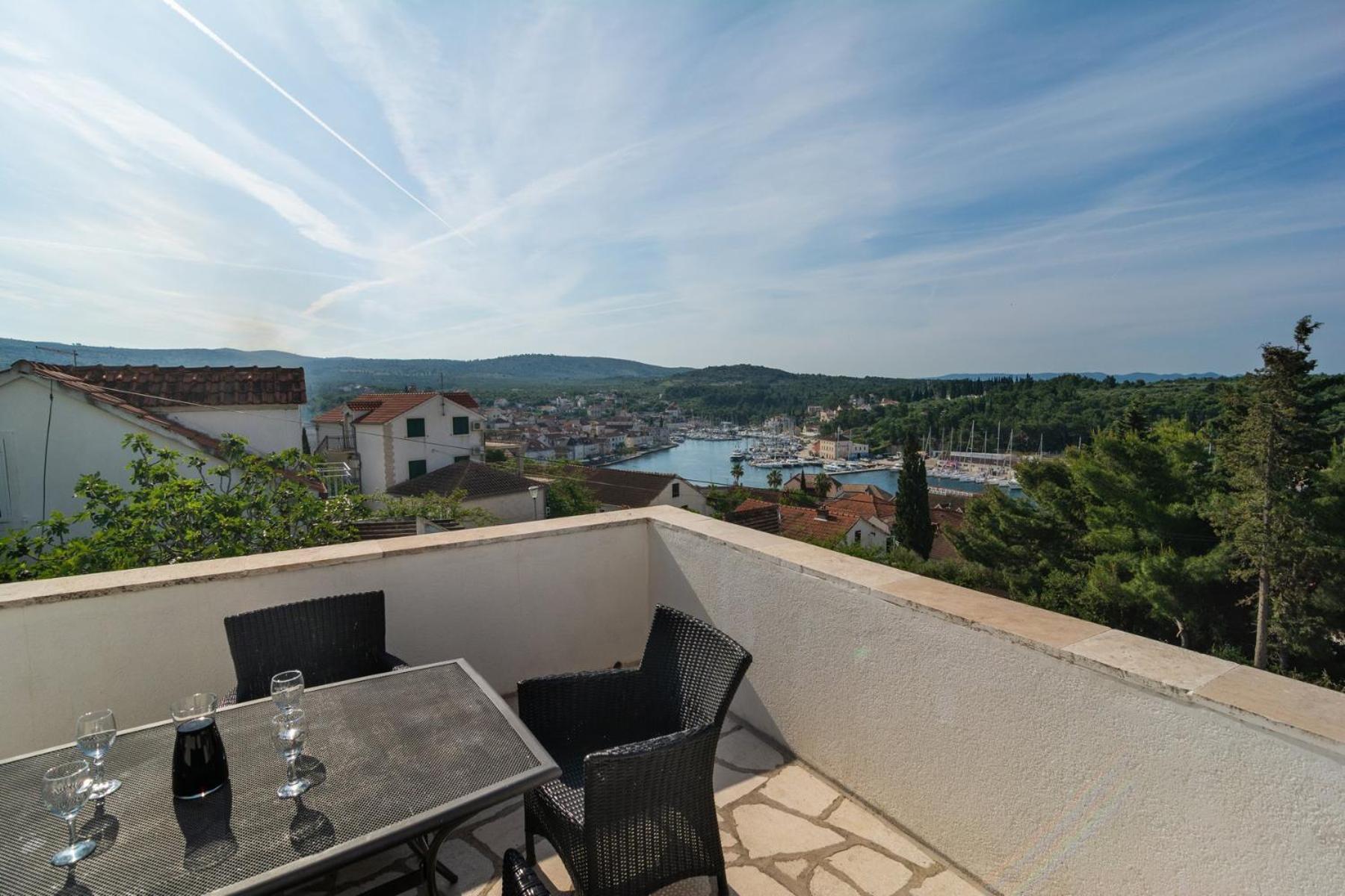 Sea-Views Brazza Apartments With Private Pool Milna  Eksteriør bilde