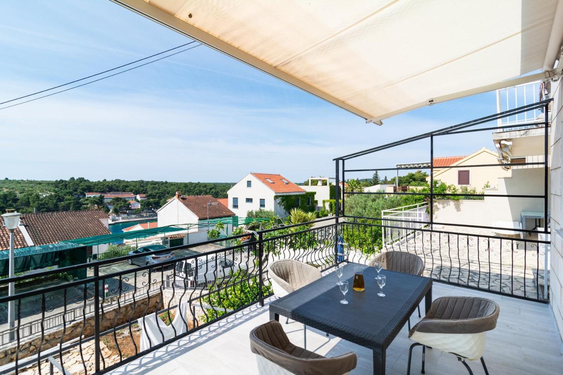 Sea-Views Brazza Apartments With Private Pool Milna  Eksteriør bilde